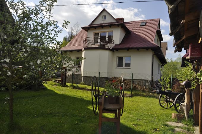 Dom Gawędówki z ogrodem i kwitnącą jabłonią — noclegi w Pieninach