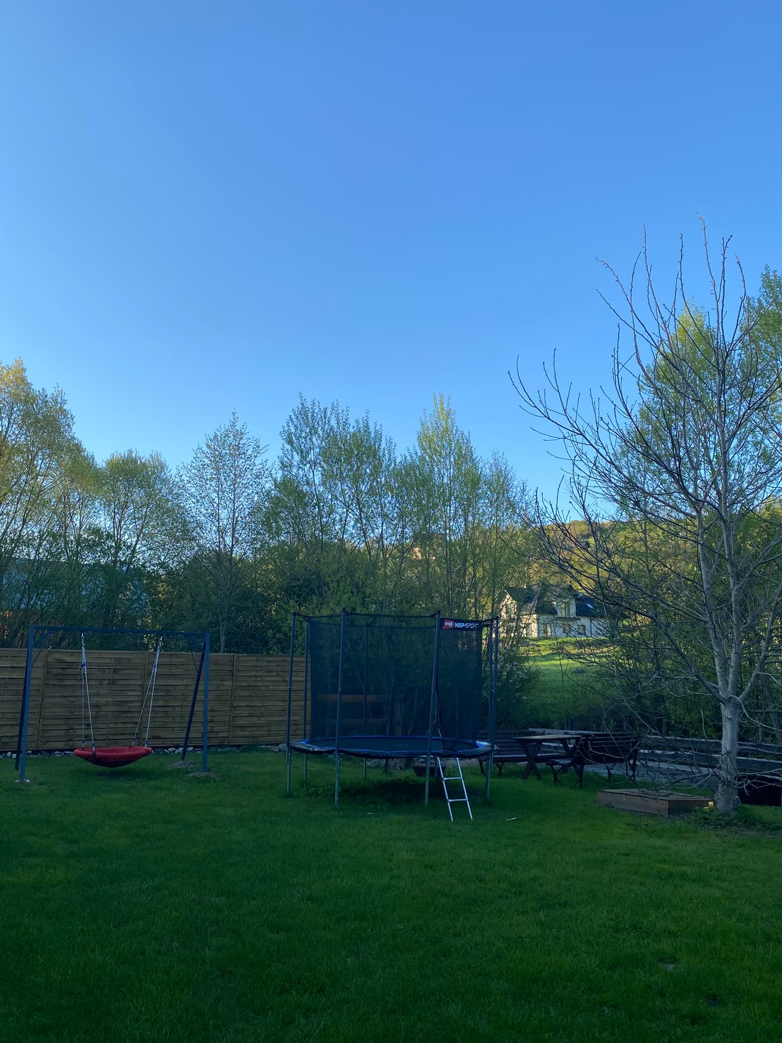 Ogród w Gawędówce z altaną i miejscem do relaksu